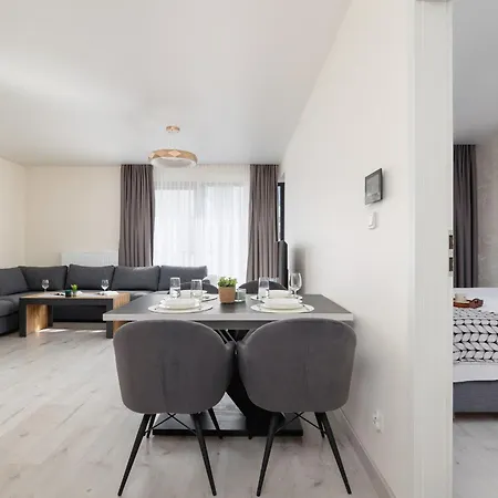 Beautiful & Spacious 1 Bedroom Apartament With Balcony By Renters Appartement *